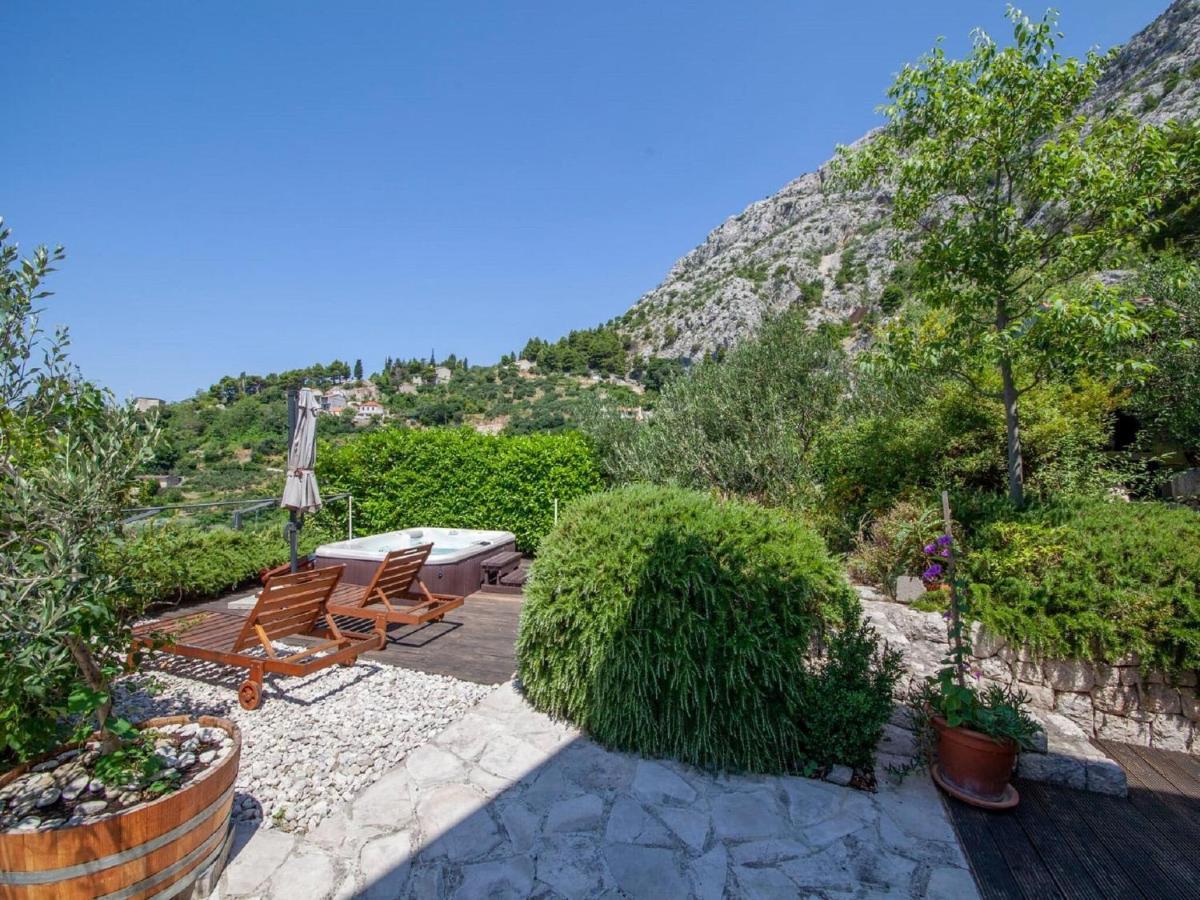 Luxurious Holiday Home In Makarska With Jacuzzi Ngoại thất bức ảnh