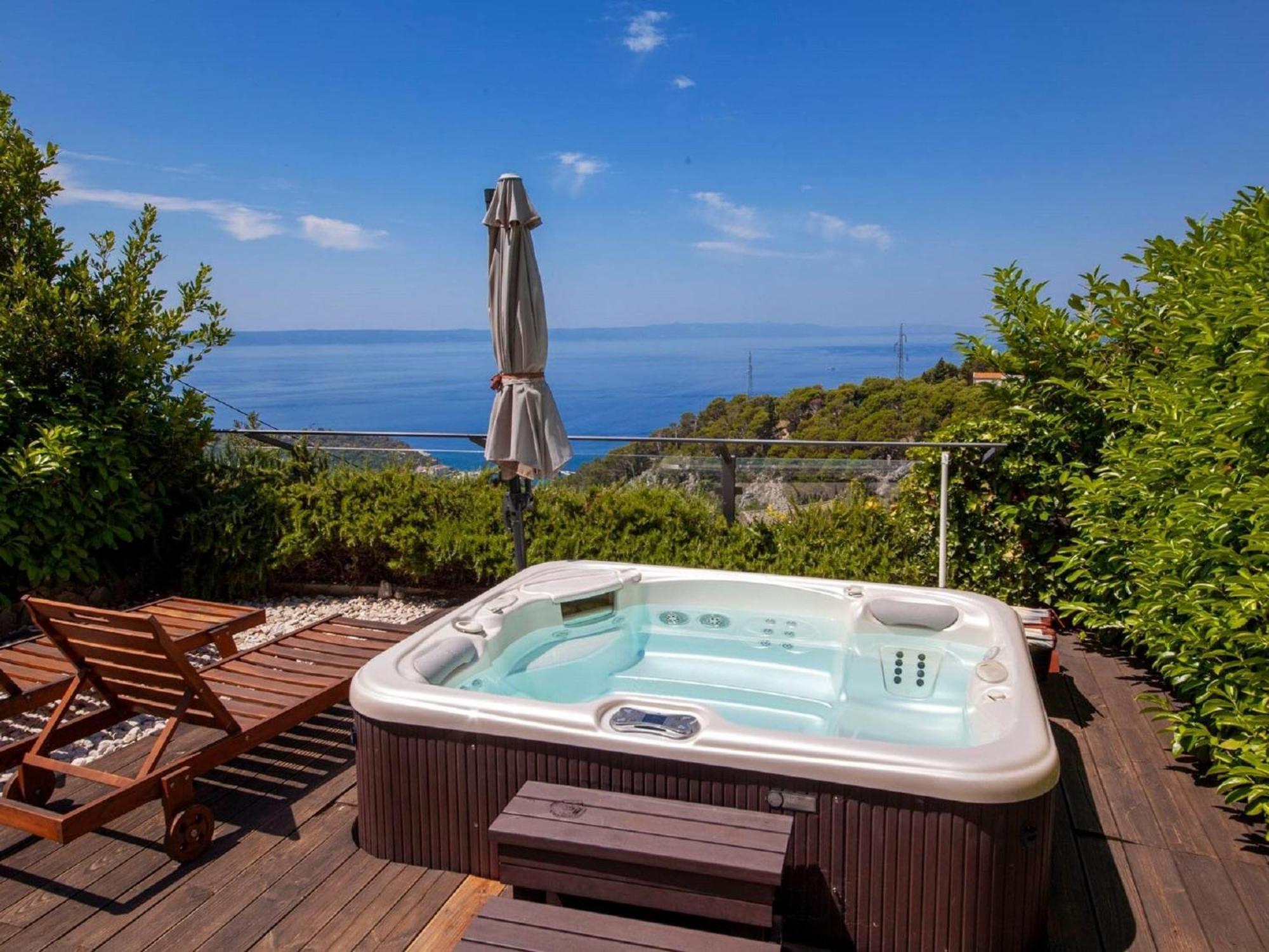 Luxurious Holiday Home In Makarska With Jacuzzi Ngoại thất bức ảnh